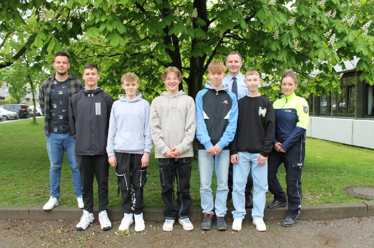 Schülerinnen und Schüler des 9. Jahrgangs zusammen mit Herrn Barkow und den Polizisten PHK Markus Brocki und POK Kin Schmidt